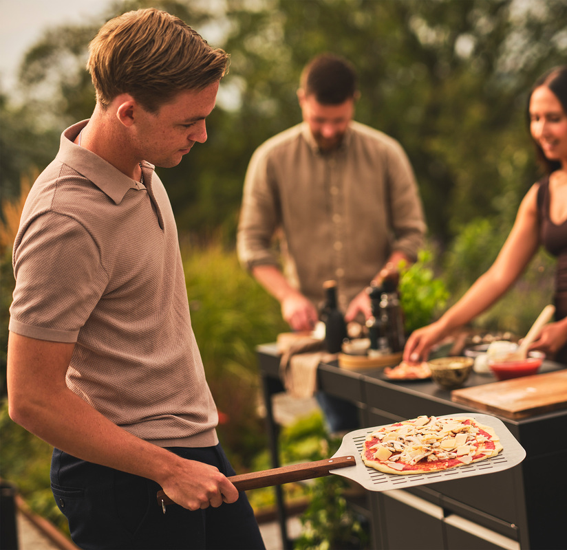 Perforerad pizzaspade Aluminium/ask