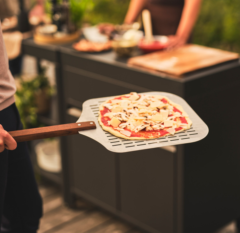 Perforerad pizzaspade Aluminium/ask